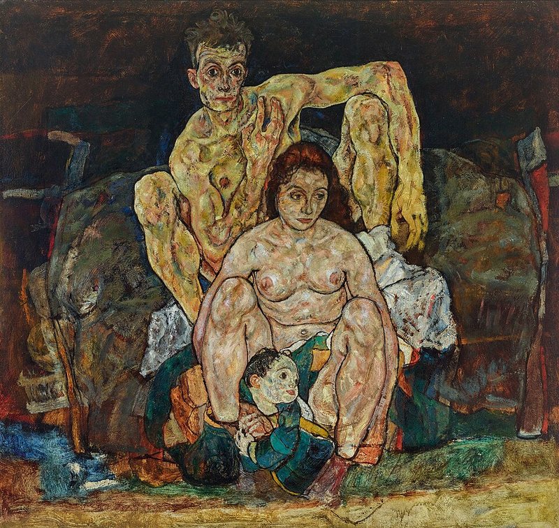 Rodina od Egona Schieleho, 1918 – nahý muž sedí za ženou, u jejích nohou malé dítě v dece