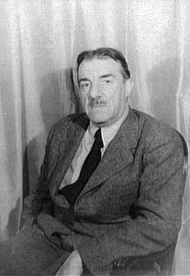Fernand Léger v roce 1936 – černobílá fotografie sedícího muže v saku s tmavou kravatou