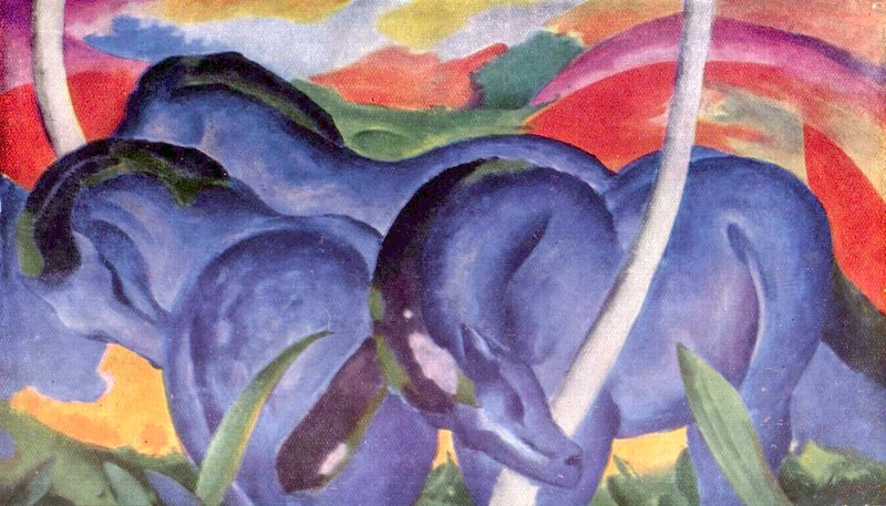 Velcí modří koně od Franze Marca, 1911 – tři modří koně těsně u sebe před červenými a žlutými kopci