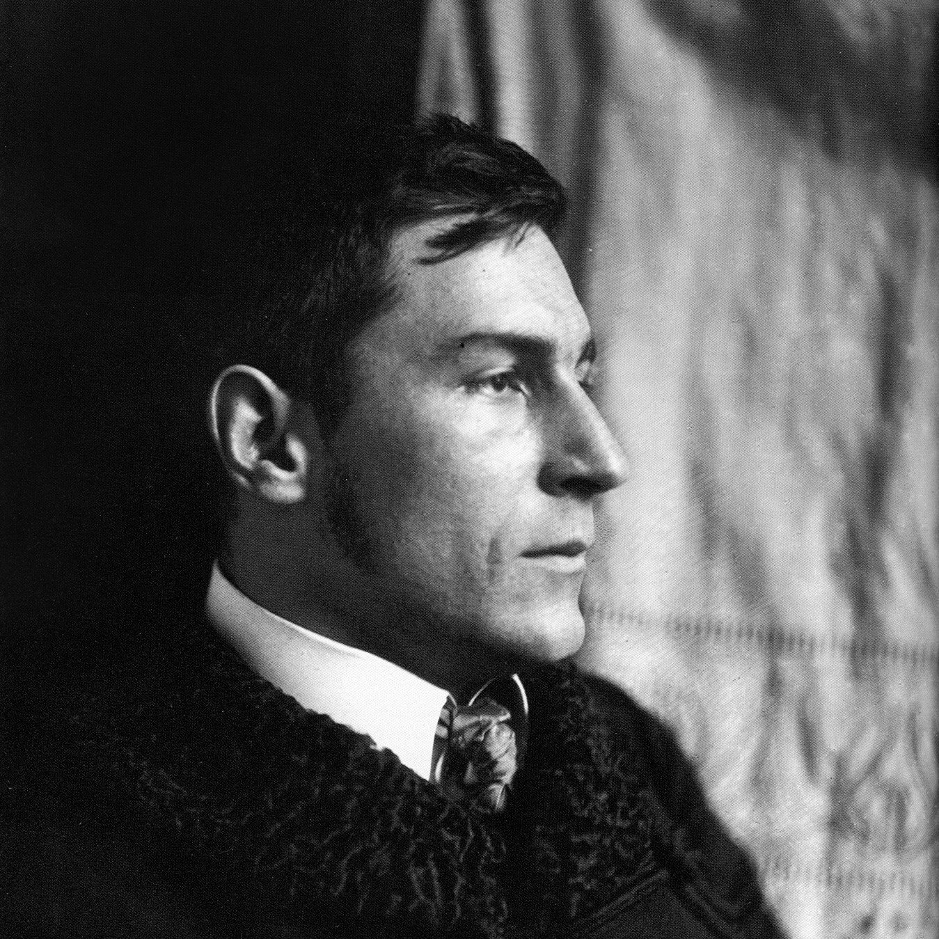 Franz Marc na fotografii z roku 1913 – muž s tmavými vlasy z profilu, v tmavém kabátě