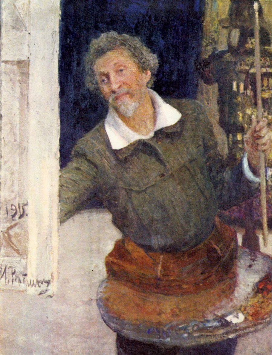 Autoportrét Ilji Repina z roku 1915 – šedovlasý malíř se štětci v ruce a paletou u pasu stojí u plátna