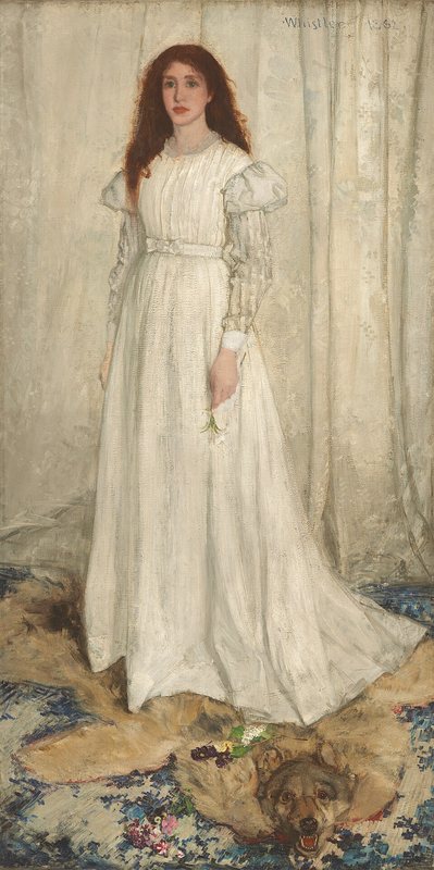 Symfonie v bílé č. 1: Bílá dívka od Jamese McNeilla Whistlera, 1862 – mladá žena s rozpuštěnými zrzavými vlasy v bílých šatech stojí před bílým závěsem na kožešině