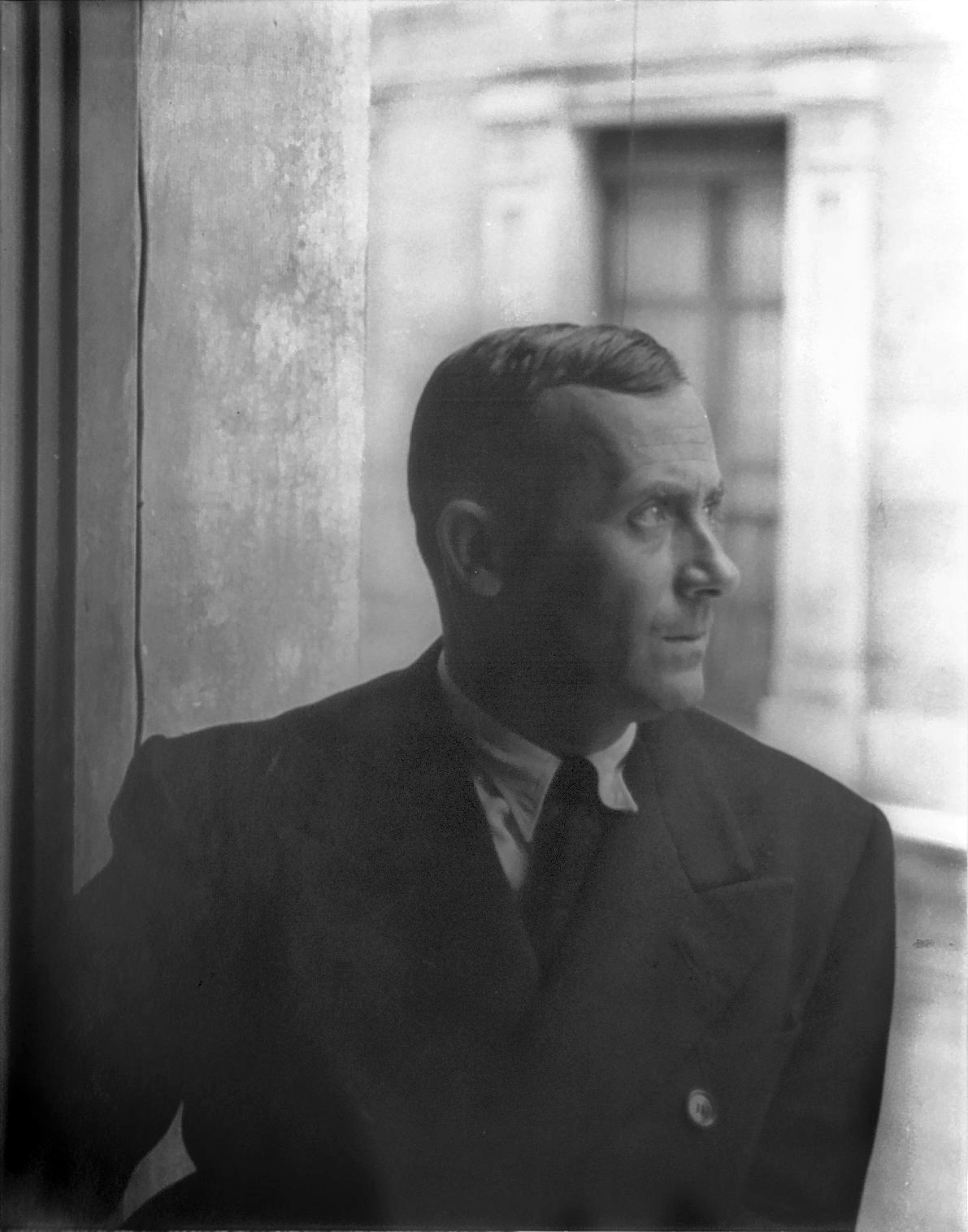 Joan Miró v Barceloně v roce 1935 – černobílá fotografie muže v tmavém obleku u okna