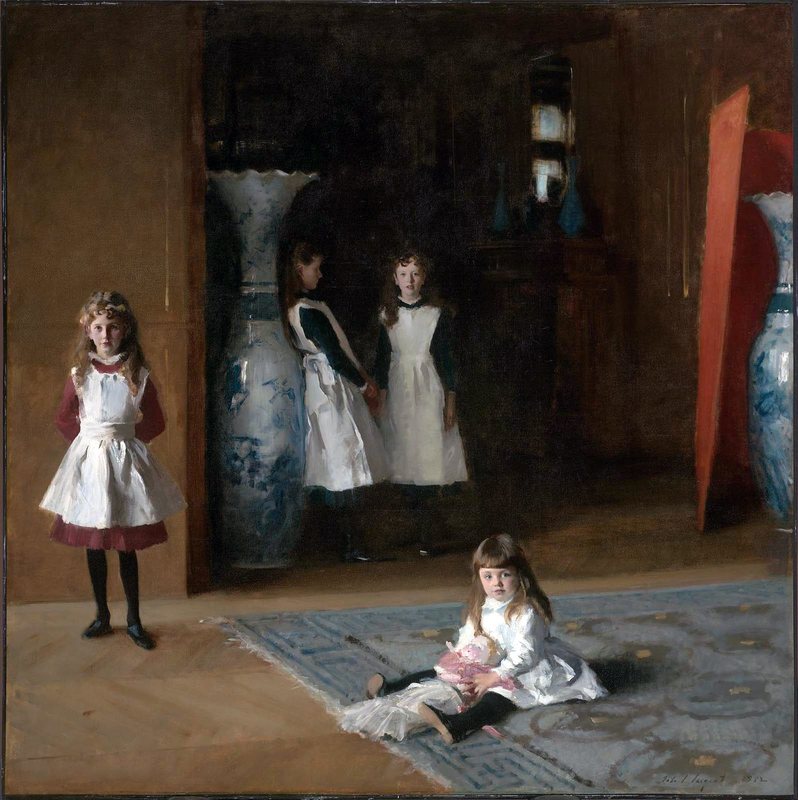 Dcery Edwarda Darleyho Boita od Johna Singera Sargenta, 1882 – čtyři dívky v bílých zástěrkách v šeru velké místnosti s vysokými vázami
