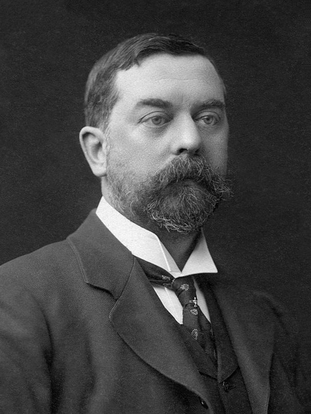 John Singer Sargent na fotografii z roku 1903 – vousatý muž v tmavém obleku a vestě, portrét do pasu