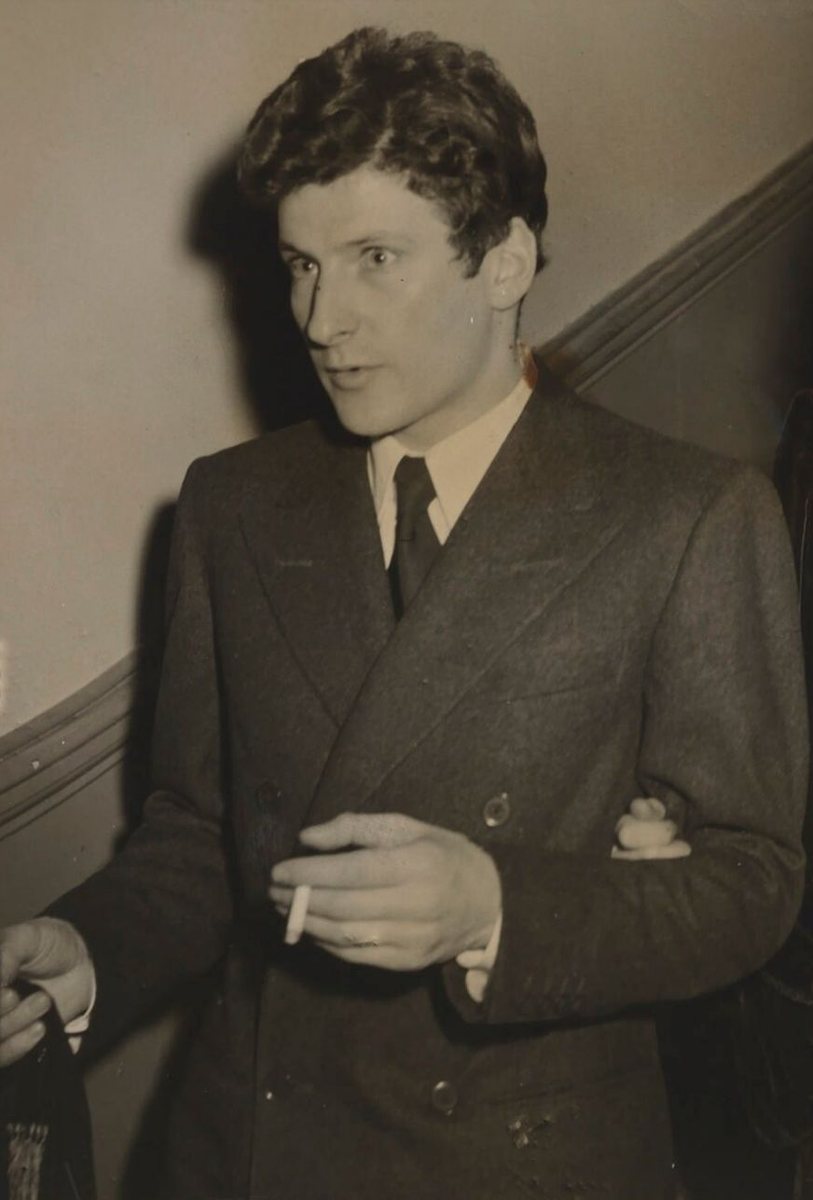 Lucian Freud v prosinci 1953 – mladý muž s kudrnatými vlasy v tmavém dvouřadém saku s cigaretou v ruce