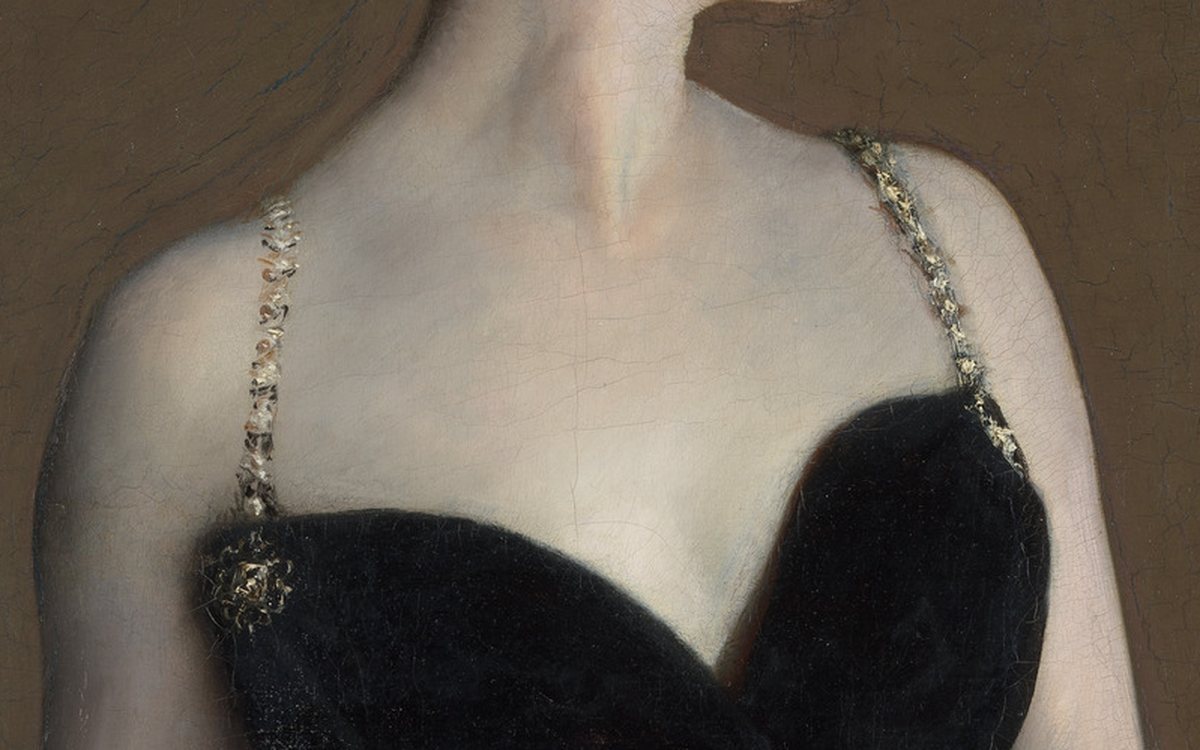 Detail Madame X: ramena a dekolt s tenkými ramínky zdobenými kamínky