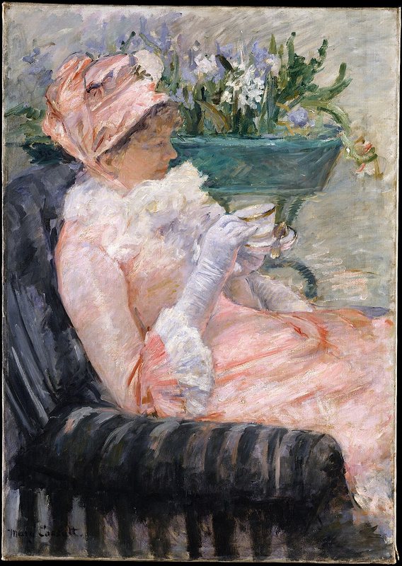 Šálek čaje od Mary Cassatt, kolem 1880–1881 – žena v růžových šatech a klobouku sedí v pruhovaném křesle se šálkem v ruce