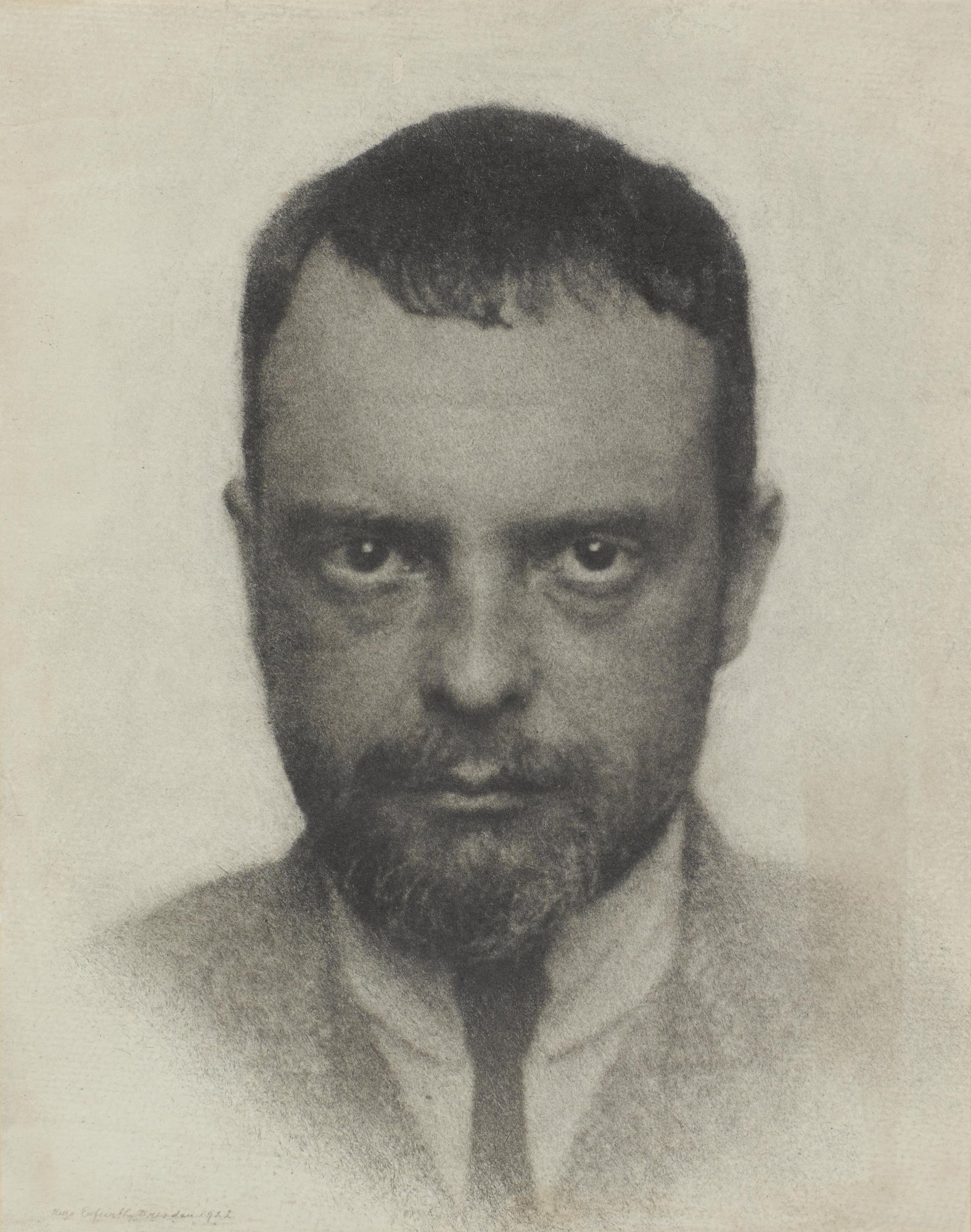 Portrétní fotografie Paula Kleea z roku 1922 od Huga Erfurtha – muž s krátkými vlasy a vousy hledí přímo do objektivu