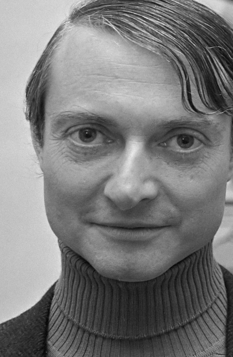Roy Lichtenstein v roce 1967 – černobílá fotografie muže s uhlazenými vlasy v roláku a saku