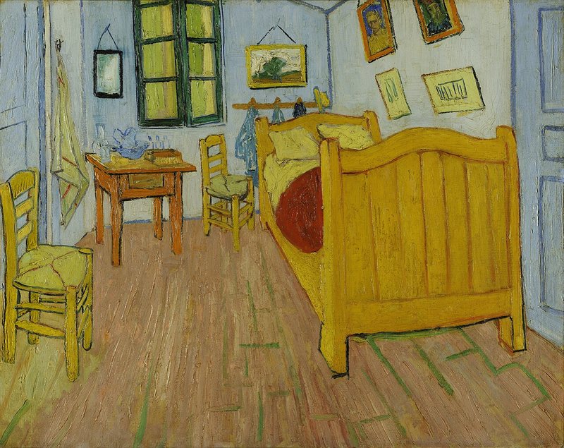Ložnice v Arles od Vincenta van Gogha, 1888 – pokoj s dřevěnou postelí, dvěma židlemi a obrazy na stěně