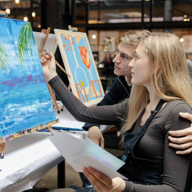 Pár užívající si relaxační kurz malování ArtMoment