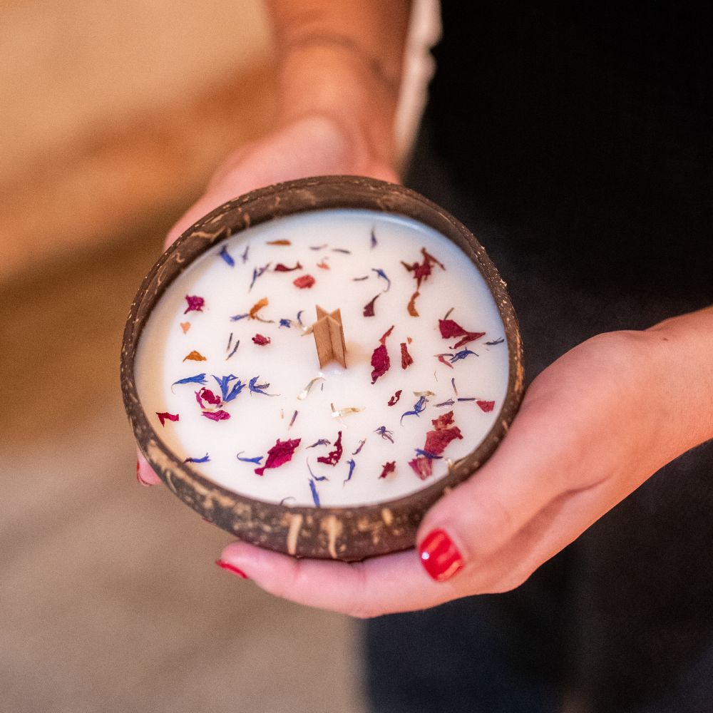 Kombinace malby akrylem se zdobením zlatými plátky