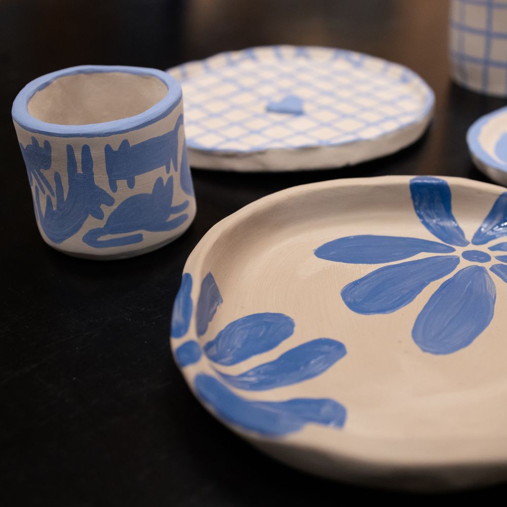 Výroba keramických hrnečku a talířku.