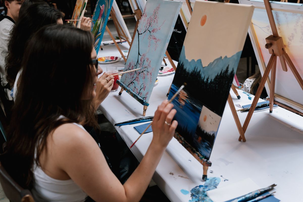 Jak probíhá výuka na Výtvarný kurz Brno v ateliéru ArtMoment