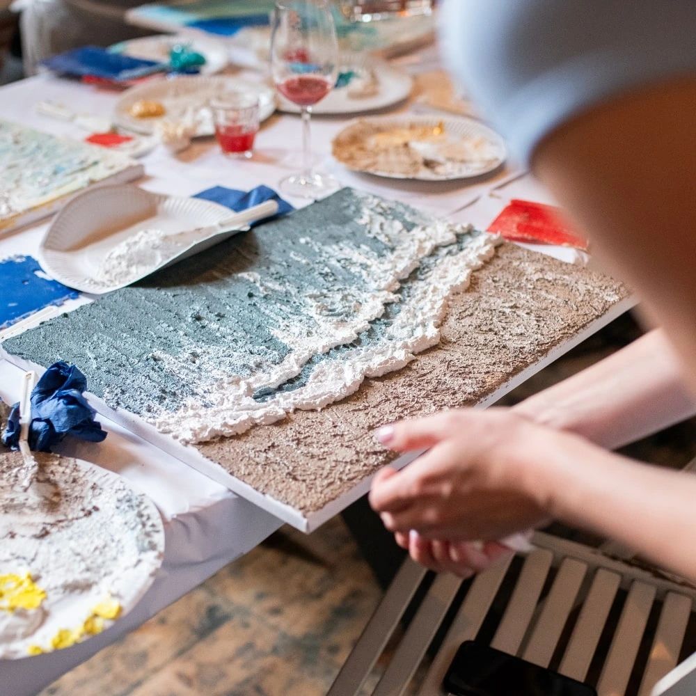 Malování obrazů s plastickou texturou vytvářenou pomocí dekorativní tuby.