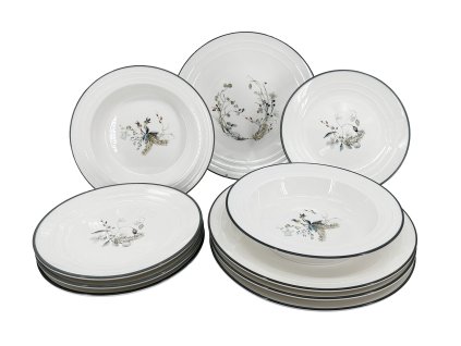 12dílná jídelní souprava Vánoční Nostalgie s novým dekorem pro rok 2025. Smetanový porcelán se šedým lemem a jemnými vánočními motivy.