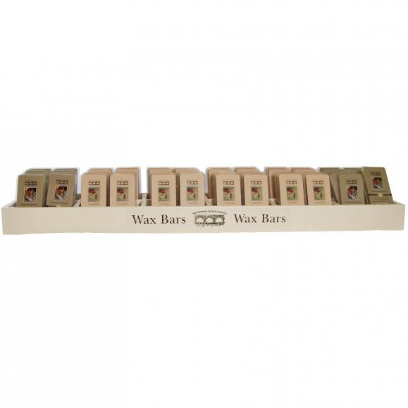 Dřevěný stojánek určený k vystavení vosků firmy Bridgewater Candle Company