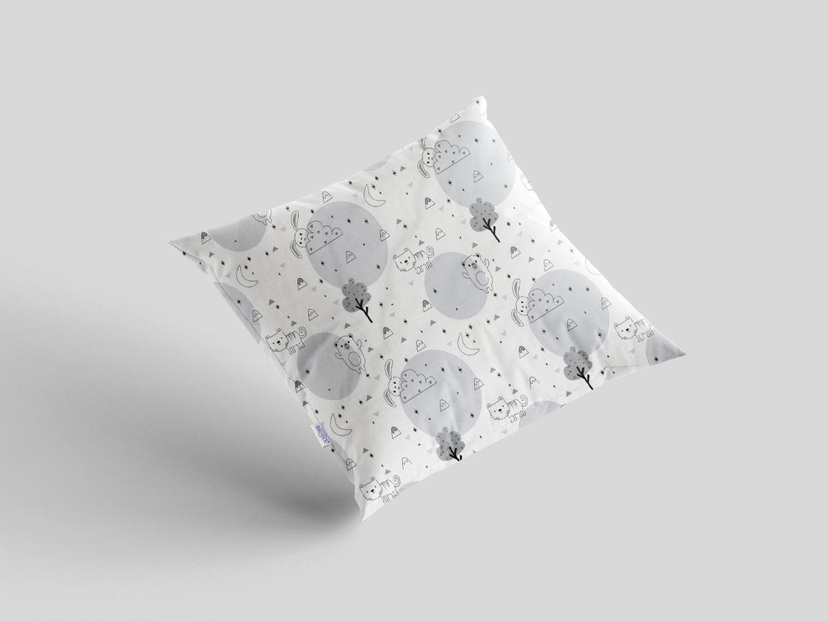 Krepový povlak na polštář 40x40 cm s dětským motivem zvířátka v zahradě