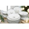 25640 3 svatecni stul s porcelanovou jidelni sadou nova vanocni nostalgie s dekorem bylinkove girlandy a rolnicek talire jsou naskladane na sebe