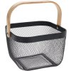 27128 cerny drateny kosik s jemnou mrizkou a obloukovou rukojeti ze svetleho brezoveho dreva na bilem pozadi