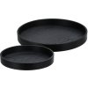 28352 sada dvou kulatych servirovacich tacu mensi 30 cm a velky 38 cm v matne cerne barve s nizkym okrajem a texturou dreva