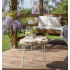 28499 3 drevena stolicka natural trio 40x40x40 cm s bilymi nohami pouzita jako zahradni odkladaci stolek na drevene terase s karafou vody knihou a kvetouci vistarii v pozadi