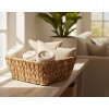 28448 4 podnos liana l z morske travy 31x31x9 cm s hrubym pletenim slouzici k uhlednemu usporadani srolovanych prehozu a malych bezovych polstarku na svetle odkladaci plose u okna
