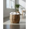 28466 6 ulozny kos boma l 32x32x28 cm z pletene morske travy s pevnymi uchy a srolovanymi bilymi rucniky uvnitr stojici na svetle podlaze u okna