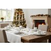 26792 2 celkova scena vanocne prostreneho stolu s porcelanovymi sadami by inspire christmas svicny a dekoracemi