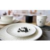 29061 2 detailni pohled na porcelanove talire linea dash s modernim grafickym dekorem carek a cernymi dekoracnimi kulickami