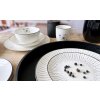 29058 4 moderni cernobile stolovani s porcelanem linea dash hrnkem s motivem kvetu a sedym lnenym ubrouskem