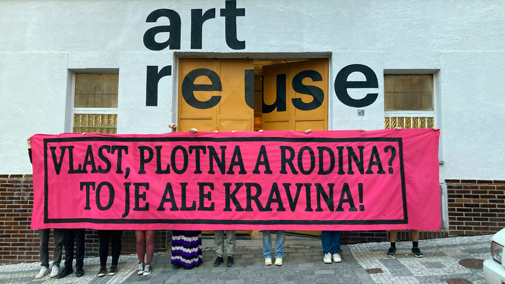 DÍLNA: Velkopáteční tvorba bannerů