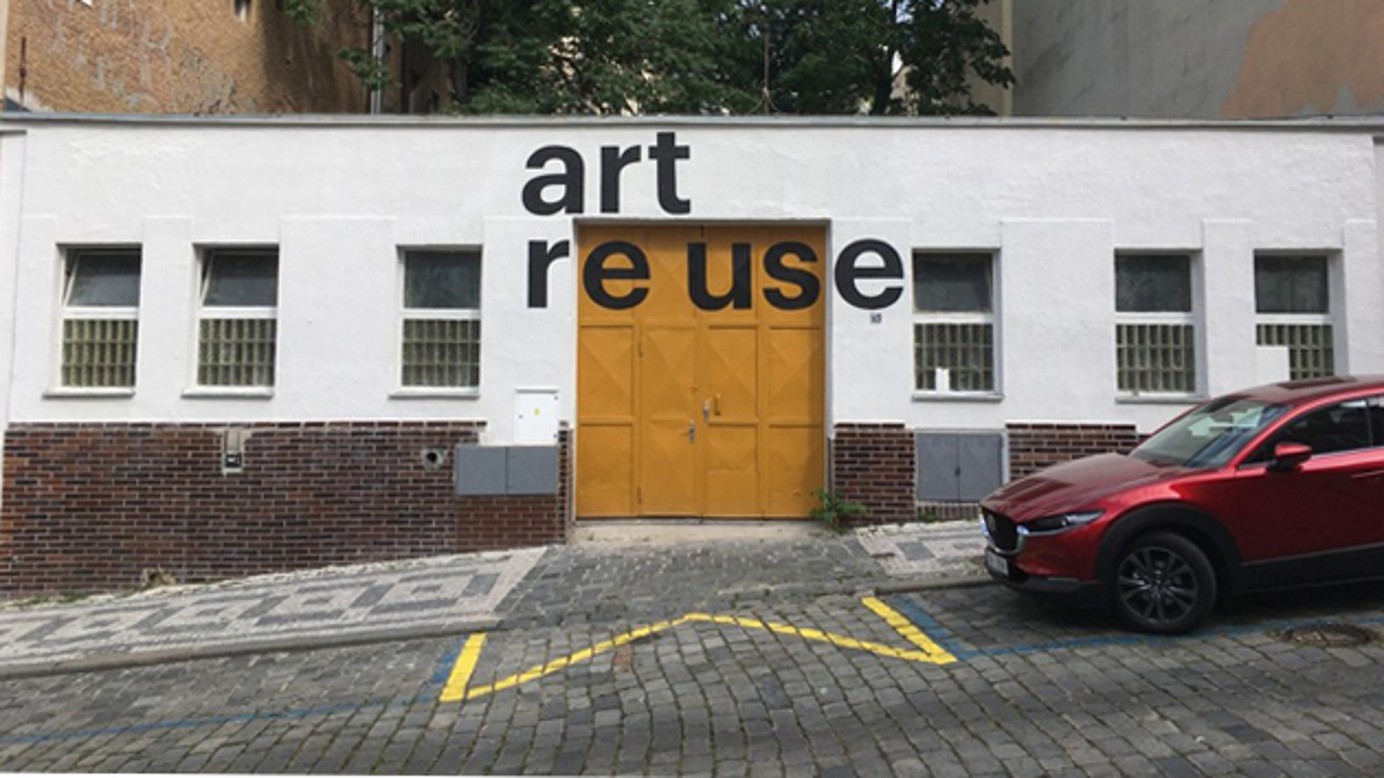 Písmomalíř na fasádě