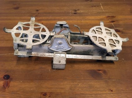 váha stará kovová