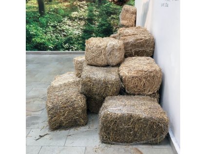 balíky slámy Atrium