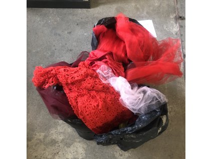 červené a bílé síťkované látky