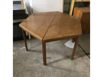 Šestistranný stůl