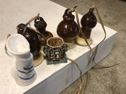 hliněné zvonky a dekorace