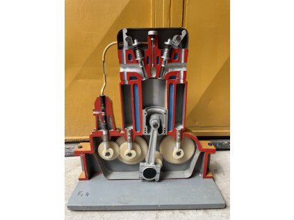 model spalovacího motoru