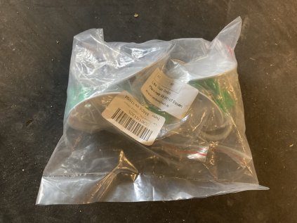 háčky s hmoždinkami