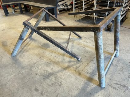 kovový stůl konstrukce