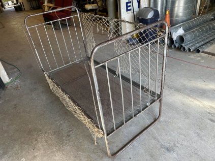 postýlka klecová kovová