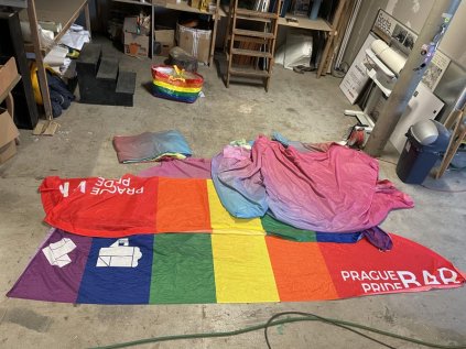 děrovaná barevná látka