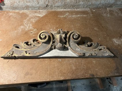 staré zdobné čelo