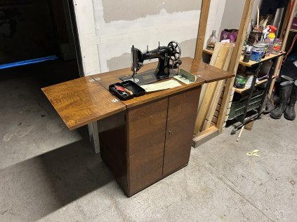 Zachovalý šicí stroj z první republiky LADA