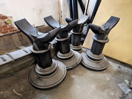 sloupky sokly stolky