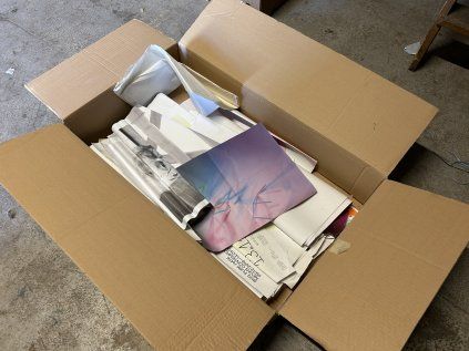 krabice s plakáty a polepy