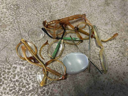 brýle polámané retro