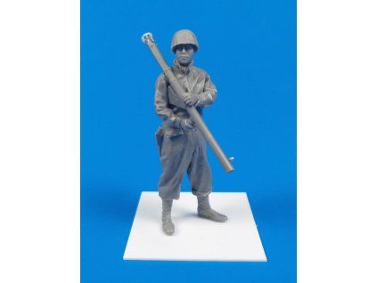 1/35 WWII US Army Soldier with Bazooka M1A2 (Anzio